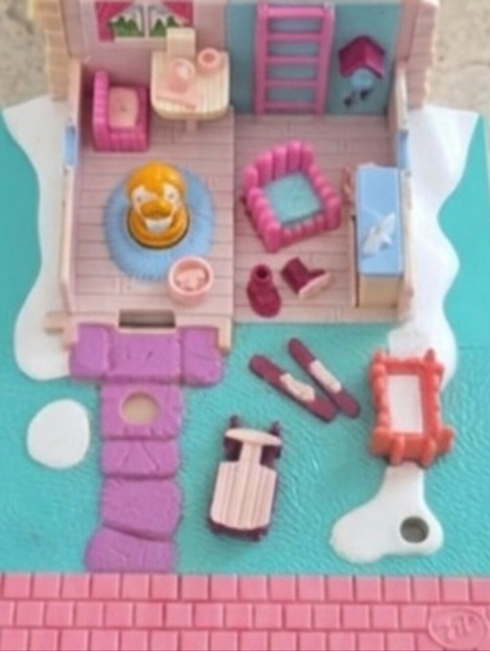 Vintage 1993 Bluebird Polly Pocket Ski Lodge AS IS No Polly But OG DOG